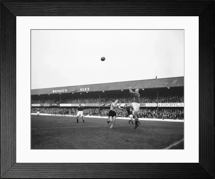 Framed Print : Southampton 1-3 Swindon. ENGLISH DIV 3 (SOUTH). Wednesday 9th October 1957