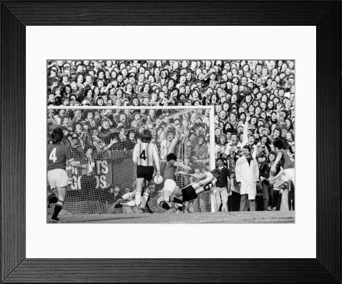 Framed Print : Southampton 2-2 Manchester United. FA Cup 5th Round match at The Dell Framed Print : Southampton 2-2 Manchester United. FA Cup 5th Round match at The Dell