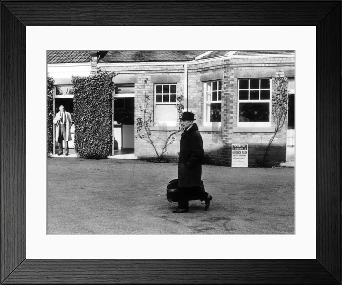 Framed Print : Jockey Arthur Scobie'Breasley, carrying his riding kit into Haydock park Framed Print : Jockey Arthur Scobie'Breasley, carrying his riding kit into Haydock park