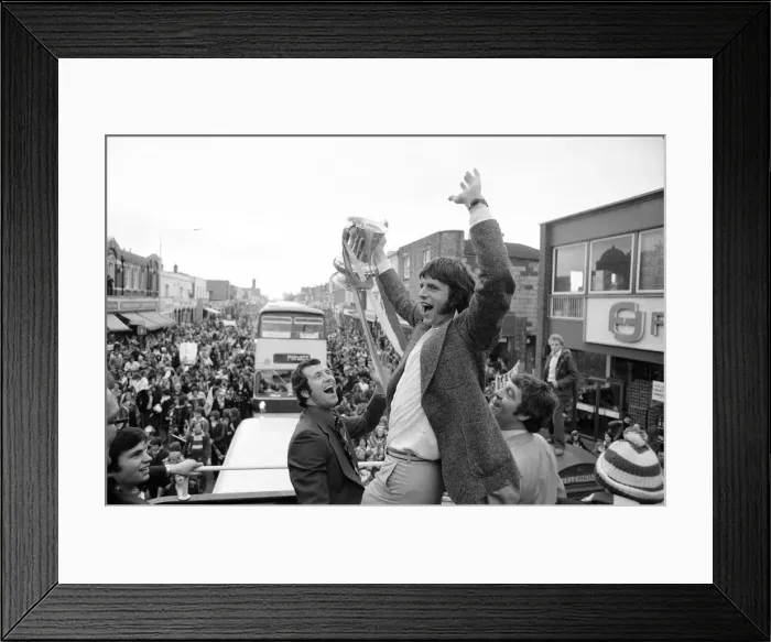 Framed Print : Southampton FC, FA Cup Winners 1976. Players celebrate win with fans during parade