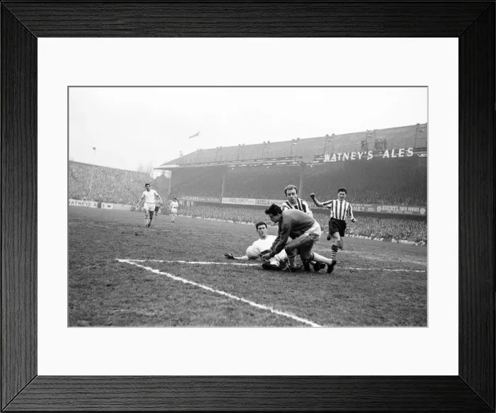 Framed Print : Southampton v Sunderland, FA Cup match at The Dell, Saturday 6th January 1962