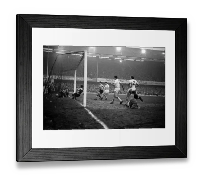 Framed Print : Southampton v Sunderland, FA Cup match at The Dell, Saturday 6th January 1962 Framed Print : Southampton v Sunderland, FA Cup match at The Dell, Saturday 6th January 1962