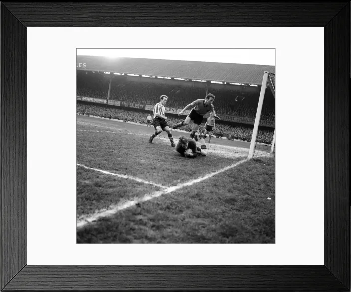 Framed Print : Derek Reeves Southampton v Watford, FA Cup match at The Dell, Saturday 30th January 1960 Framed Print : Derek Reeves Southampton v Watford, FA Cup match at The Dell, Saturday 30th January 1960
