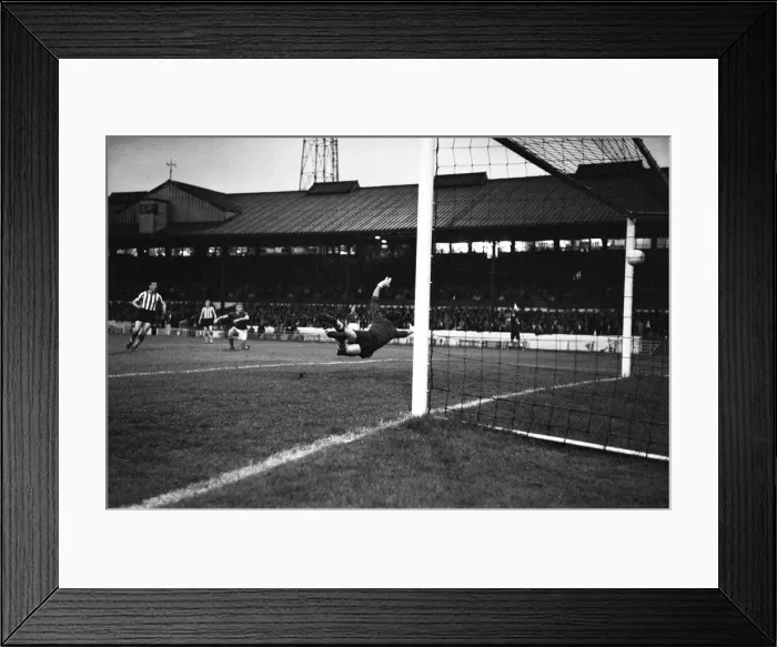 Framed Print : Chelsea v Southampton, League match at Stamford Bridge, Monday 10th September 1962