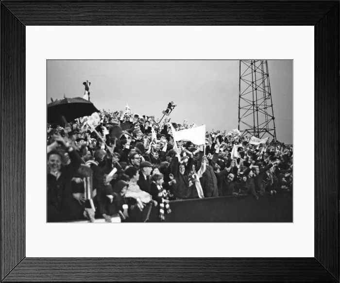 Framed Print : Leyton Orient v Southampton, League match at Brisbane Road, 9th Mat 1966 Framed Print : Leyton Orient v Southampton, League match at Brisbane Road, 9th Mat 1966