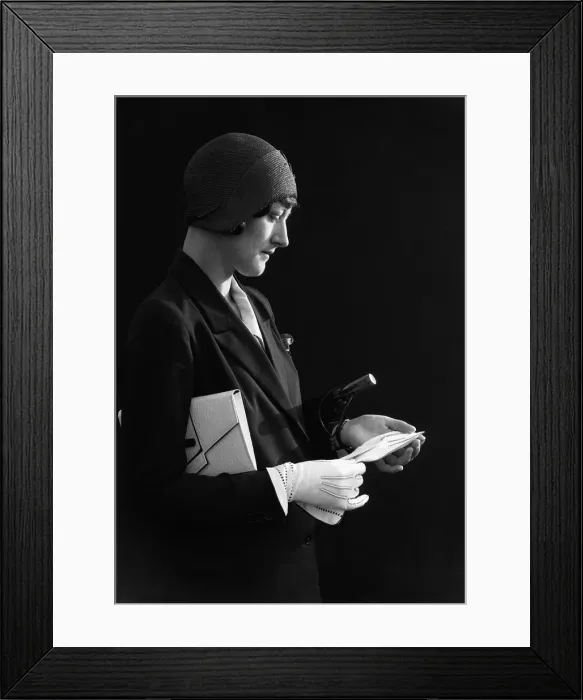 Framed Print : Mannequin seen here modelling the latest 1932 summer fashions 1st July 1932