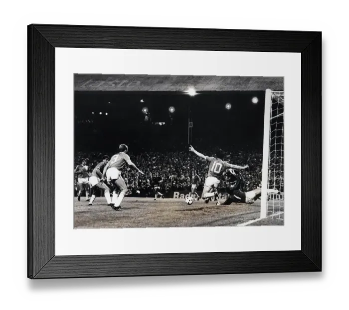 Framed Print : Sport - Football - Wales v Scotland - World Cup Qualifying match - 10th September 1985