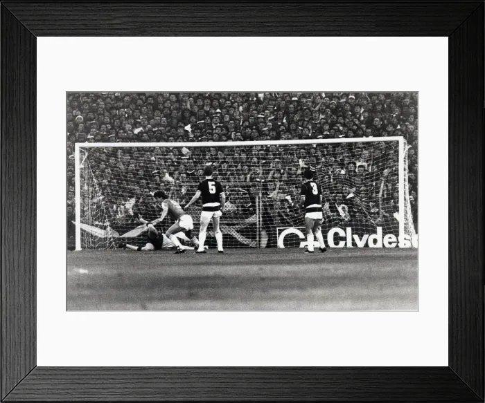 Framed Print : Sport - Football - Wales v Scotland - World Cup Qualifying match - 10th September 1985 Framed Print : Sport - Football - Wales v Scotland - World Cup Qualifying match - 10th September 1985