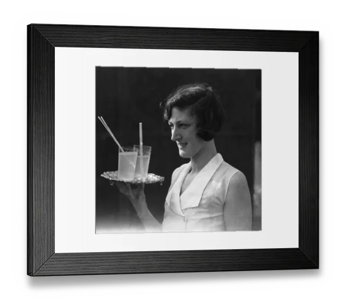 Framed Print : Anyone for lemonade, A mannequin seen here modelling the latest 1932 summer fashions Framed Print : Anyone for lemonade, A mannequin seen here modelling the latest 1932 summer fashions