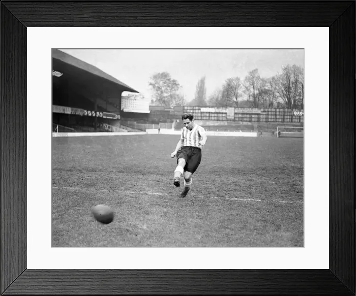 Framed Print : Len Wilkins, Southampton Football Player, 1948-1958. 275 Appearances. 3 Goal Framed Print : Len Wilkins, Southampton Football Player, 1948-1958. 275 Appearances. 3 Goal