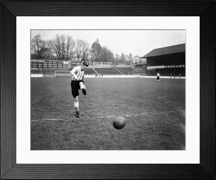 Framed Print : Ted bates, Southampton Football Player, 1937-1953. 216 Appearances, 64 Goals