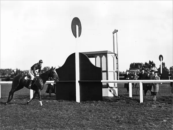 Shaun Spadah wins the Grand National in 1921