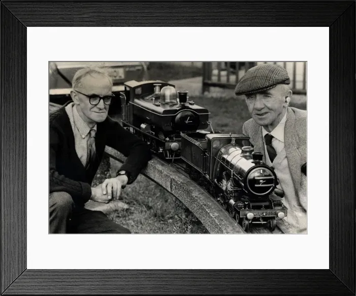 Framed Print : Mr Len Weedon (left) and Mr Jack Dent members of the Tyneside Society of Model