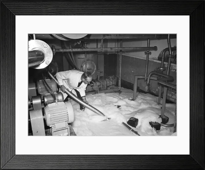 Framed Print : A workmant at Ansells Brewery in Birmingham, pouring half a million pints of Pale Ale Framed Print : A workmant at Ansells Brewery in Birmingham, pouring half a million pints of Pale Ale