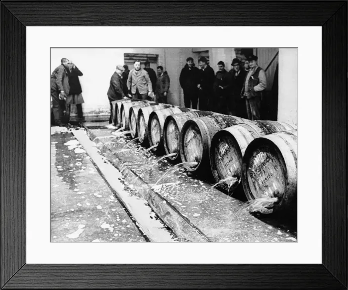 Framed Print : Workers at Mitchells and Butlers brewery in Smethwick, Staffordshire, pouring 120 Framed Print : Workers at Mitchells and Butlers brewery in Smethwick, Staffordshire, pouring 120