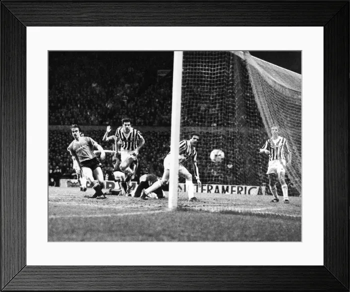 Framed Print : European Cup Winners Cup Semi Final First Leg match at Old Trafford Framed Print : European Cup Winners Cup Semi Final First Leg match at Old Trafford