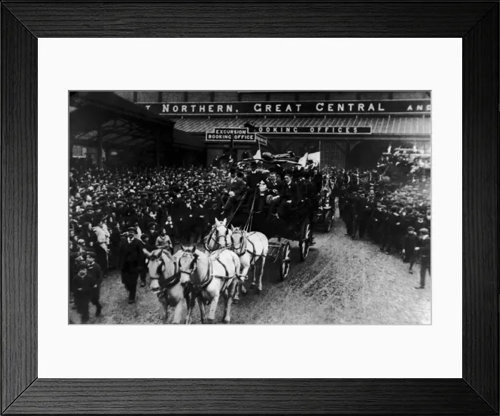 Framed Print : Welcome home for the victorious Manchester United team following their 1-0 victory over Framed Print : Welcome home for the victorious Manchester United team following their 1-0 victory over