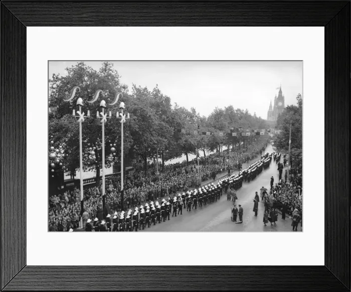Framed Print : Members of the Royal Marines march down Victoria Embankment accompanying the Queen Framed Print : Members of the Royal Marines march down Victoria Embankment accompanying the Queen