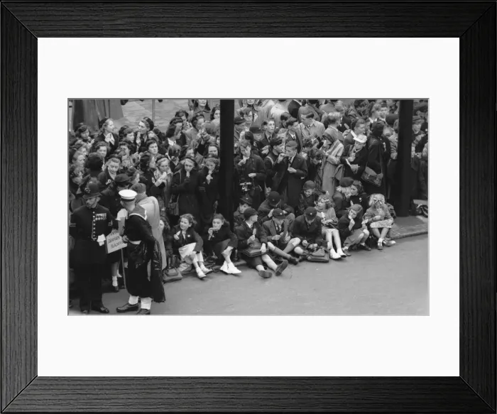 Framed Print : Schoolchildren enjoy a ice lolly on Victoria Embankment whilst waiting for the Royal Framed Print : Schoolchildren enjoy a ice lolly on Victoria Embankment whilst waiting for the Royal