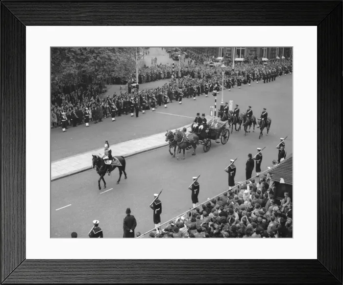 Framed Print : The Queen of Tonga waves to the crowds in Northumberland Avenue