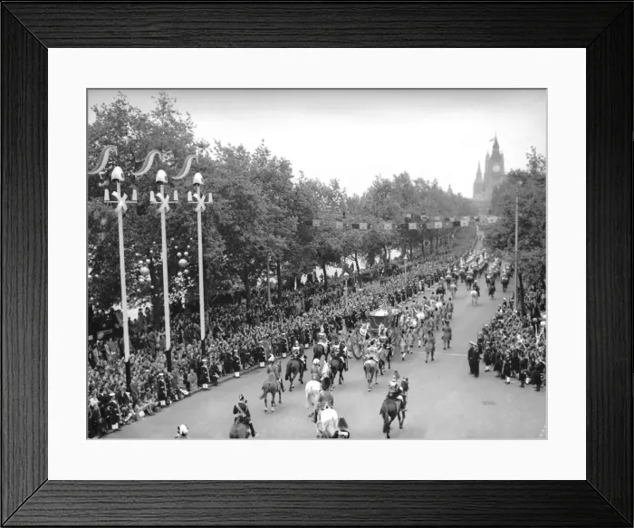 Framed Print : The Queen and the Duke of Edinburgh in the gold state coach accompanied by the Household Framed Print : The Queen and the Duke of Edinburgh in the gold state coach accompanied by the Household