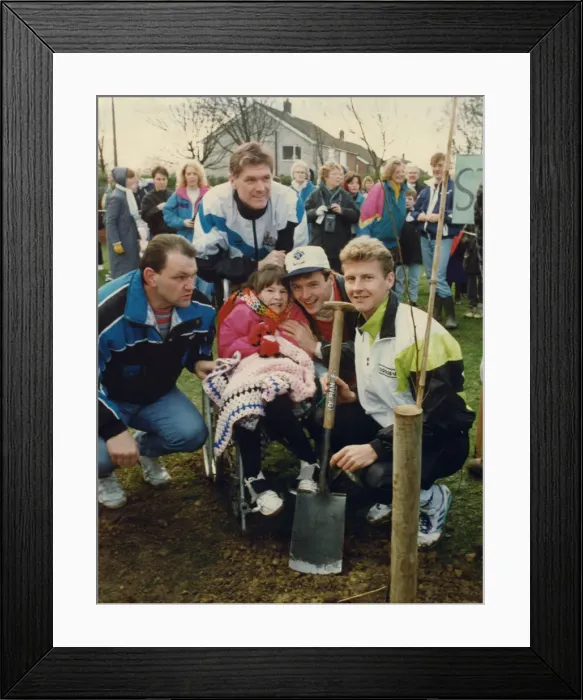 Framed Print : Athlete Steve Cram Pupils and families of Parkway School in West Denton lauch Framed Print : Athlete Steve Cram Pupils and families of Parkway School in West Denton lauch