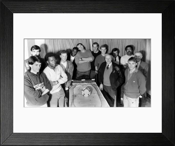 Framed Print : Athlete Steve Cram An injured Steve Cram, pictured with the stars of Framed Print : Athlete Steve Cram An injured Steve Cram, pictured with the stars of