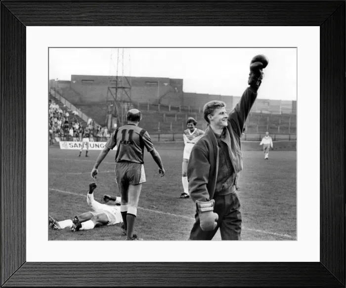 Framed Print : Athlete Steve Cram An injured Steve Cram knocks-out boxer Frank Bruno Framed Print : Athlete Steve Cram An injured Steve Cram knocks-out boxer Frank Bruno
