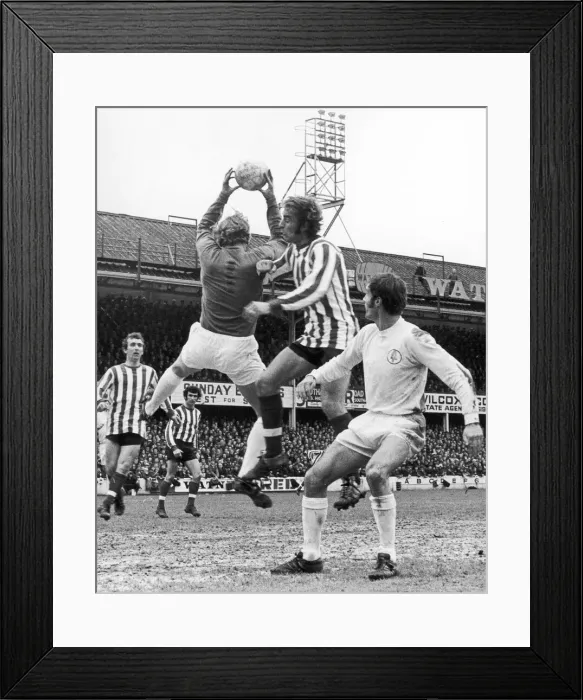 Framed Print : Southampton 0-3 Leeds United, league match at The Dell, Saturday 24th April 1971