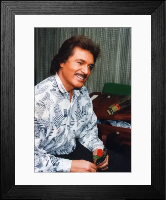 Framed Print : Pop singer Engelbert Humperdinck in his dressing room at Cardiffs St David Framed Print : Pop singer Engelbert Humperdinck in his dressing room at Cardiffs St David