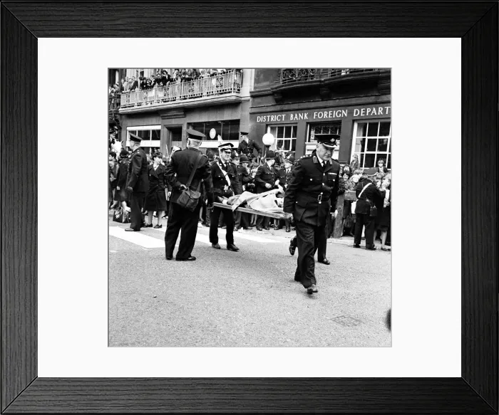 Framed Print : Premier of A Hard Days Night, crowds gather to catch sight of Framed Print : Premier of A Hard Days Night, crowds gather to catch sight of