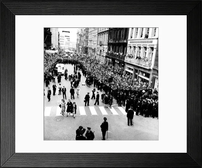 Framed Print : Premier of A Hard Days Night, crowds gather to catch sight of Framed Print : Premier of A Hard Days Night, crowds gather to catch sight of