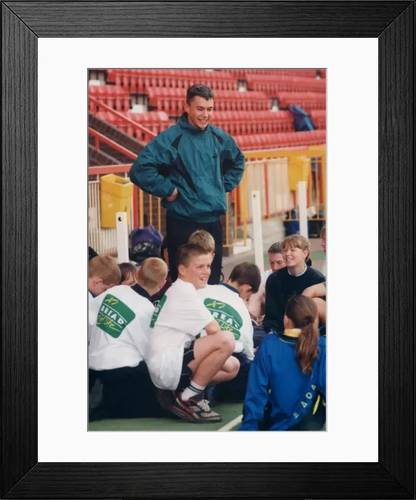 Framed Print : Athlete Jonathan Edwards Jonathan Edwards teaches triple jump techniques to Framed Print : Athlete Jonathan Edwards Jonathan Edwards teaches triple jump techniques to