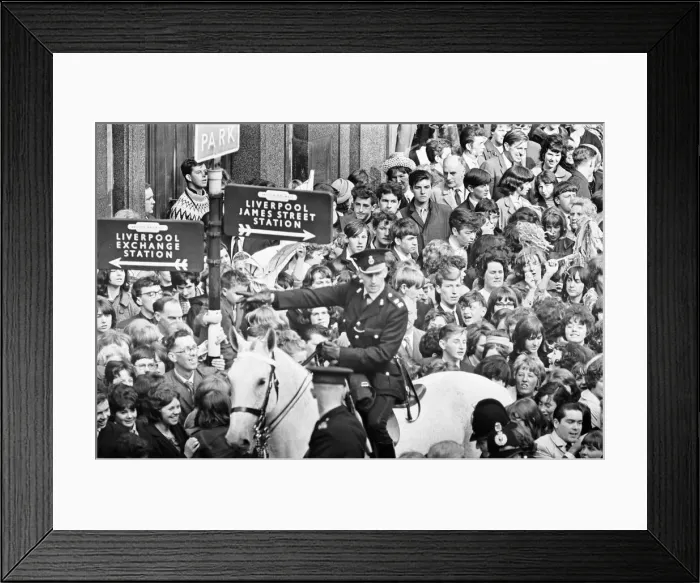 Framed Print : Premier of A Hard Days Night, crowds gather to catch sight of Framed Print : Premier of A Hard Days Night, crowds gather to catch sight of