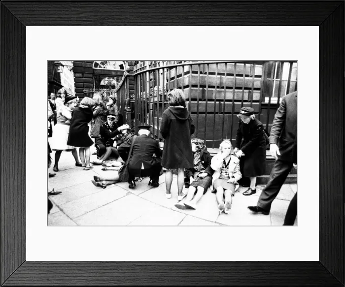 Framed Print : Premier of A Hard Days Night, crowds gather to catch sight of Framed Print : Premier of A Hard Days Night, crowds gather to catch sight of