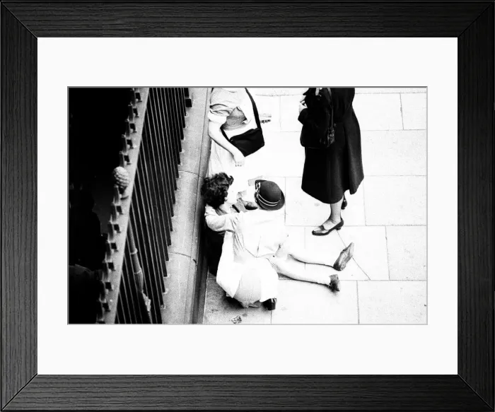 Framed Print : Premier of A Hard Days Night, crowds gather to catch sight of Framed Print : Premier of A Hard Days Night, crowds gather to catch sight of