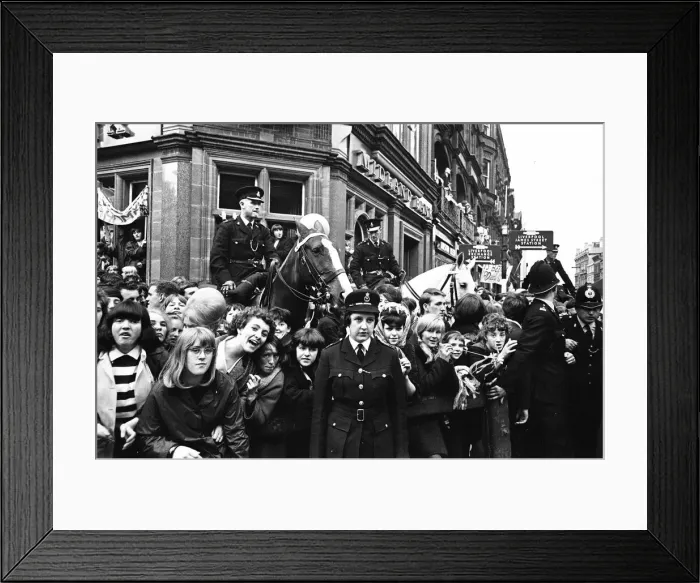 Framed Print : Premier of A Hard Days Night, crowds gather to catch sight of Framed Print : Premier of A Hard Days Night, crowds gather to catch sight of