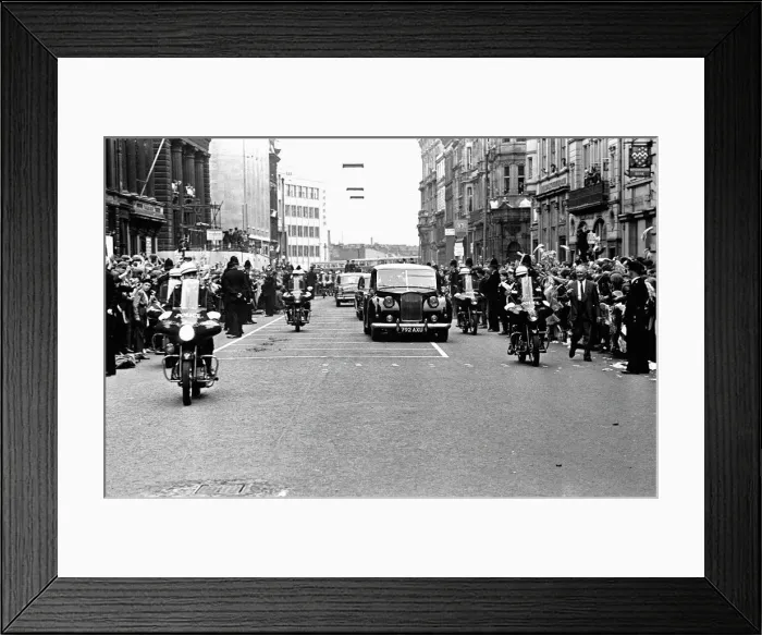 Framed Print : Premier of A Hard Days Night, crowds gather to catch sight of Framed Print : Premier of A Hard Days Night, crowds gather to catch sight of