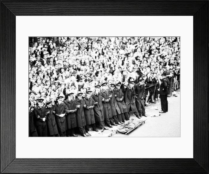 Framed Print : Premier of A Hard Days Night, crowds gather to catch sight of Framed Print : Premier of A Hard Days Night, crowds gather to catch sight of