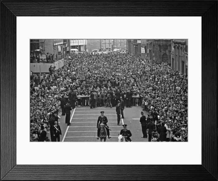 Framed Print : Premier of A Hard Days Night, crowds gather to catch sight of Framed Print : Premier of A Hard Days Night, crowds gather to catch sight of