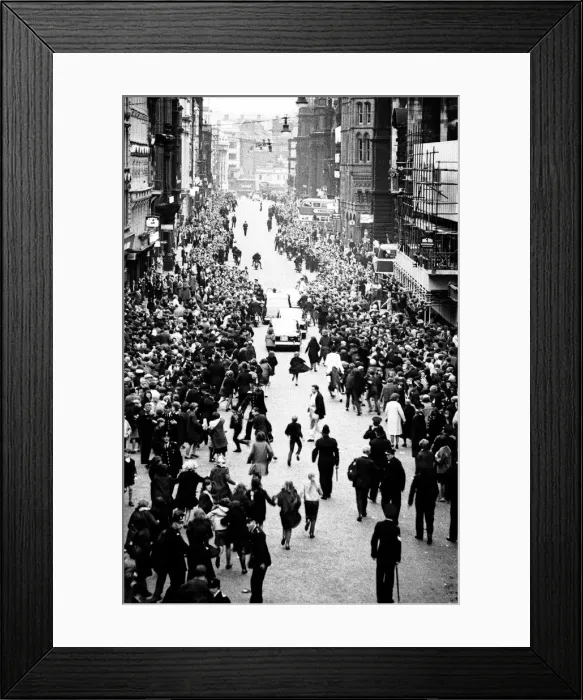 Framed Print : Premier of A Hard Days Night, crowds gather to catch sight of Framed Print : Premier of A Hard Days Night, crowds gather to catch sight of