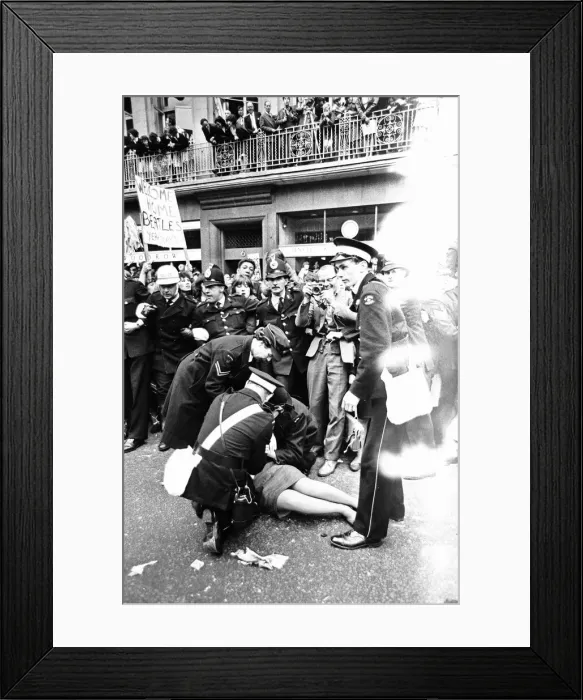 Framed Print : Premier of A Hard Days Night, crowds gather to catch sight of Framed Print : Premier of A Hard Days Night, crowds gather to catch sight of