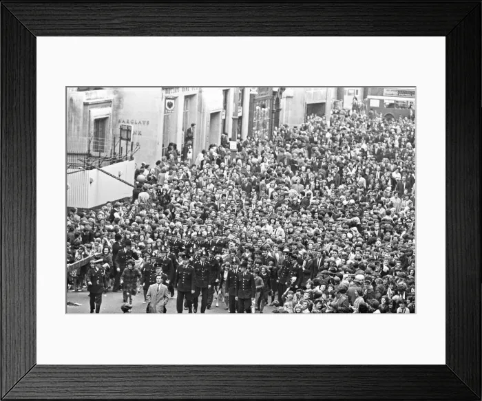 Framed Print : Premier of A Hard Days Night, crowds gather to catch sight of Framed Print : Premier of A Hard Days Night, crowds gather to catch sight of