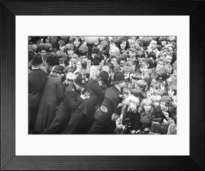 Framed Print : Premier of A Hard Days Night, crowds gather to catch sight of Framed Print : Premier of A Hard Days Night, crowds gather to catch sight of
