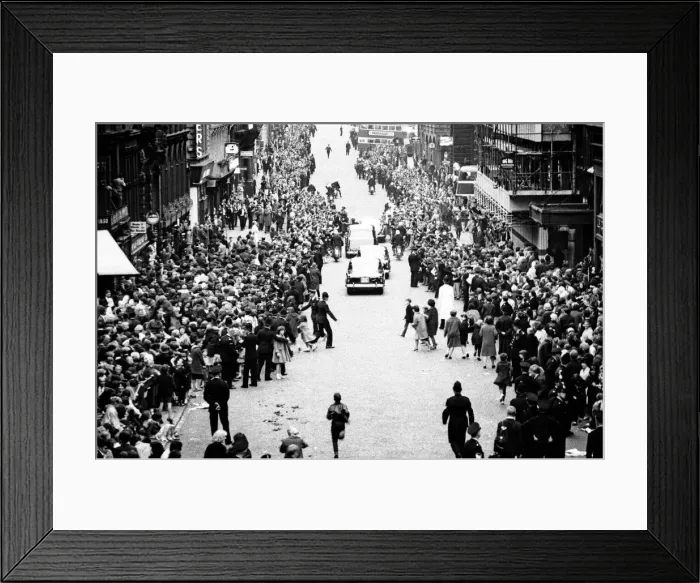 Framed Print : Premier of A Hard Days Night, crowds gather to catch sight of Framed Print : Premier of A Hard Days Night, crowds gather to catch sight of