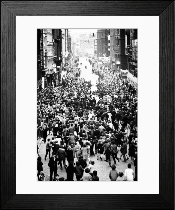Framed Print : Premier of A Hard Days Night, crowds gather to catch sight of Framed Print : Premier of A Hard Days Night, crowds gather to catch sight of