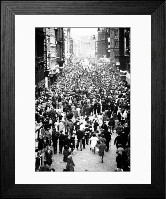 Framed Print : Premier of A Hard Days Night, crowds gather to catch sight of Framed Print : Premier of A Hard Days Night, crowds gather to catch sight of
