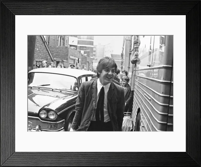 Framed Print : Premier of A Hard Days Night, crowds gather to catch sight of Framed Print : Premier of A Hard Days Night, crowds gather to catch sight of