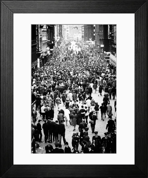 Framed Print : Premier of A Hard Days Night, crowds gather to catch sight of Framed Print : Premier of A Hard Days Night, crowds gather to catch sight of