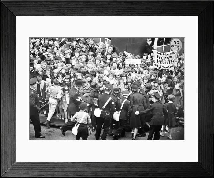 Framed Print : Premier of A Hard Days Night, crowds gather to catch sight of Framed Print : Premier of A Hard Days Night, crowds gather to catch sight of